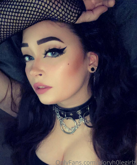 Naakte gelekte OnlyFans-foto van Gloryh0legirlz