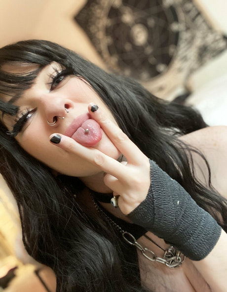 Alasti lekkinud OnlyFans-i pilt Gothscumbag