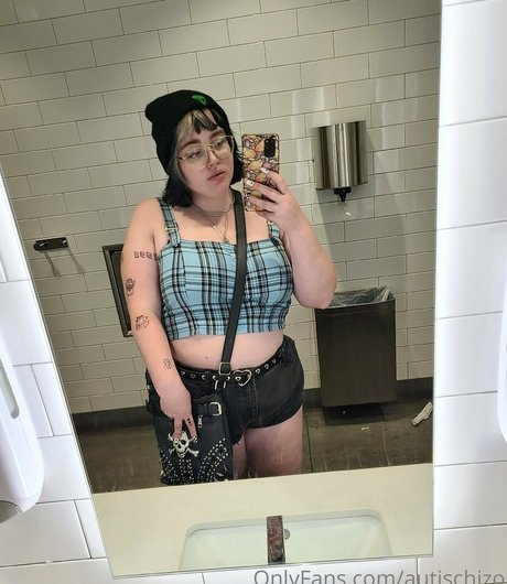 Alasti lekkinud OnlyFans-i pilt Autischizo