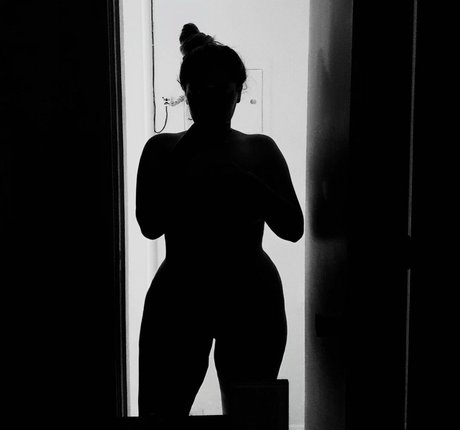 Naakte gelekte OnlyFans-foto van Miabellydancerofficial