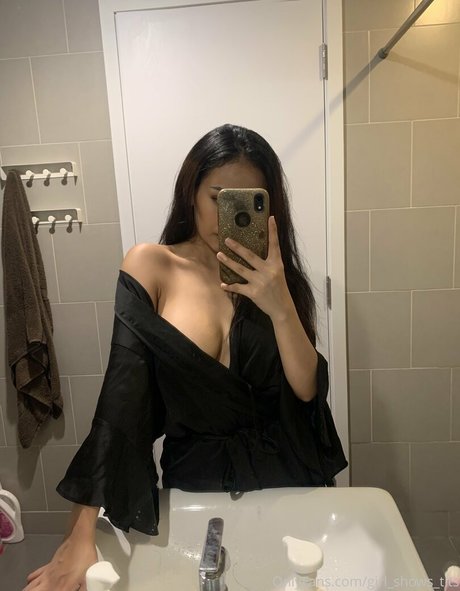 Naakte gelekte OnlyFans-foto van Girlshowstits