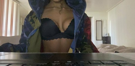 Nacktes geleaktes OnlyFans-Foto von Angelbabyrae
