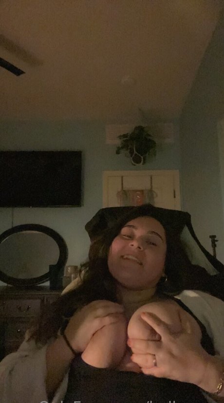 Foto di nudo di fuga di OnlyFans di Hellogen