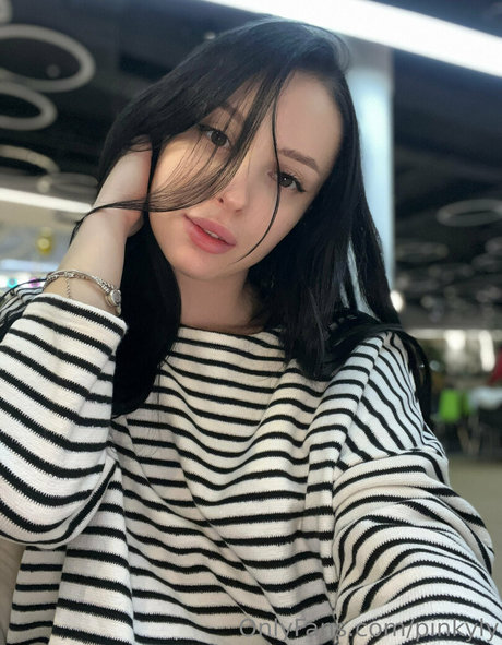 Nacktes geleaktes OnlyFans-Foto von Pinkyly