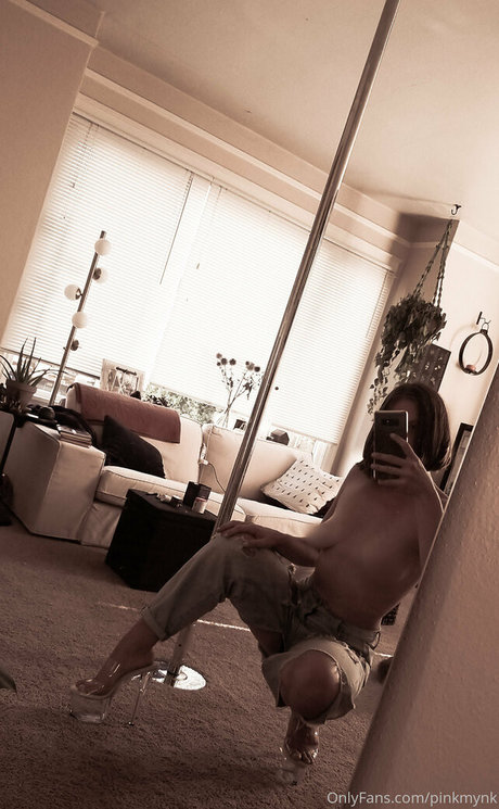 Nacktes geleaktes OnlyFans-Foto von Pinkmynk