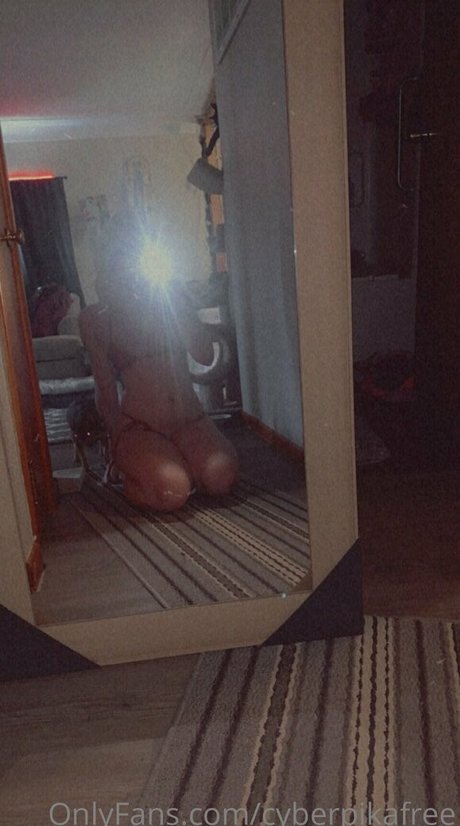 Обнаженная фотография утечки OnlyFans от Cyberpikafree