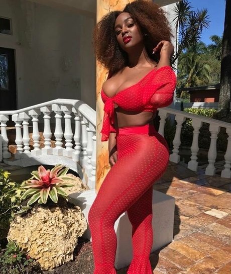 Обнаженная фотография утечки OnlyFans от Amara La Negra