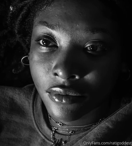 Обнаженная фотография утечки OnlyFans от Ratigoddest