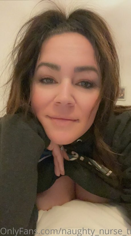 Naakte gelekte OnlyFans-foto van Naughtynursetrina