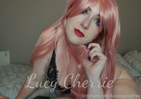 Naakte gelekte OnlyFans-foto van Lucycherriefree