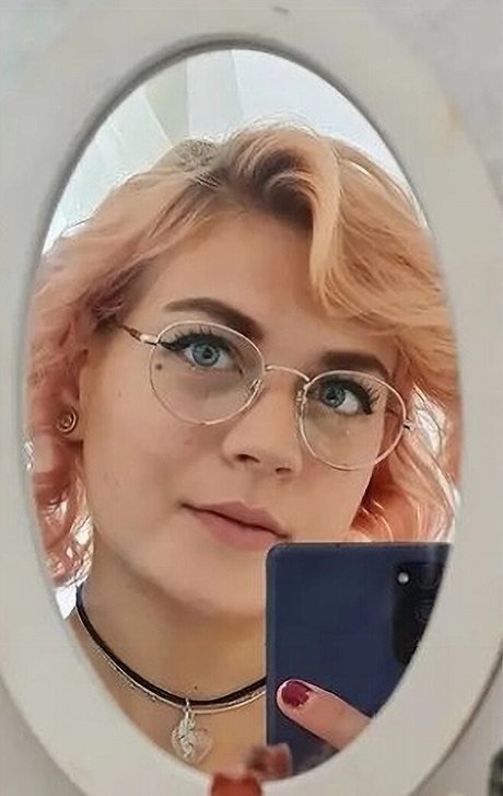 Foto di nudo di fuga di OnlyFans di Caroline Haas