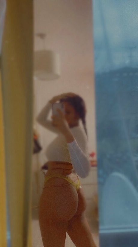 Naakte gelekte OnlyFans-foto van Lilacaramel