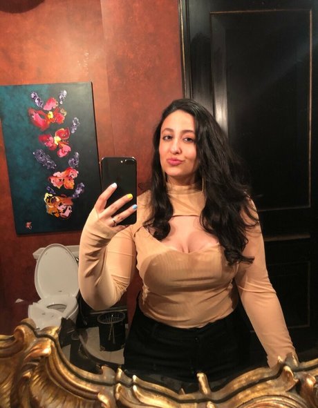 Обнаженная фотография утечки OnlyFans от Nicole Enayati