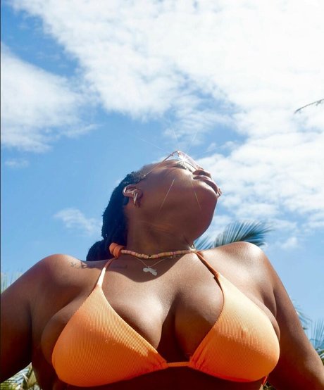 Nahá fotka uniklých OnlyFans od Zee Ngema