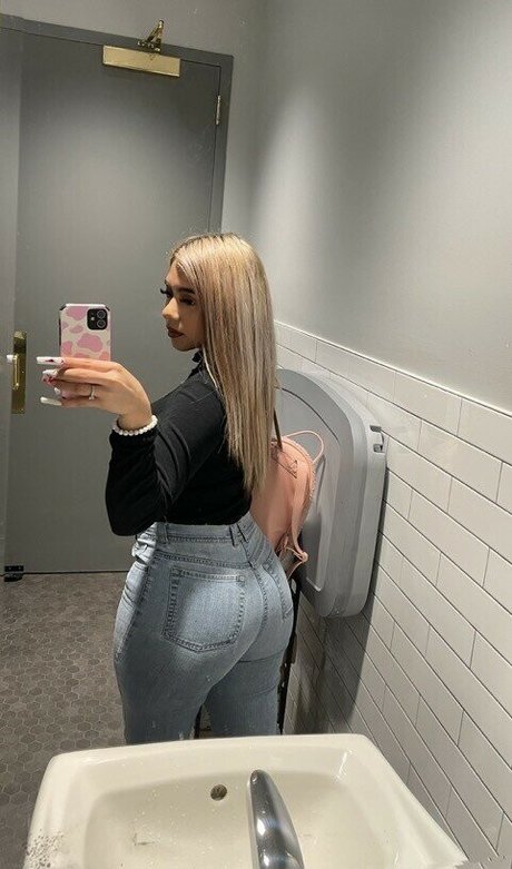 Обнаженная фотография утечки OnlyFans от Lermabritney