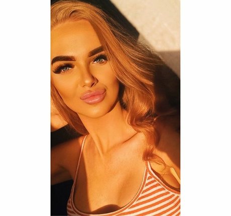 Обнаженная фотография утечки OnlyFans от Charlotte Hill