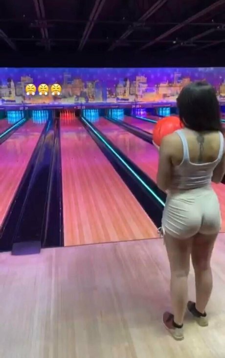 Naken lekkede OnlyFans-bilde av Somiiiasmr