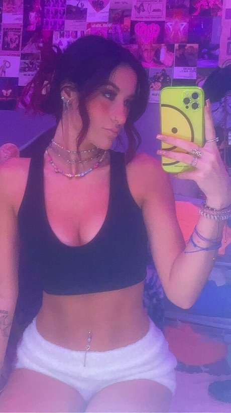 Naakte gelekte OnlyFans-foto van Savrainee