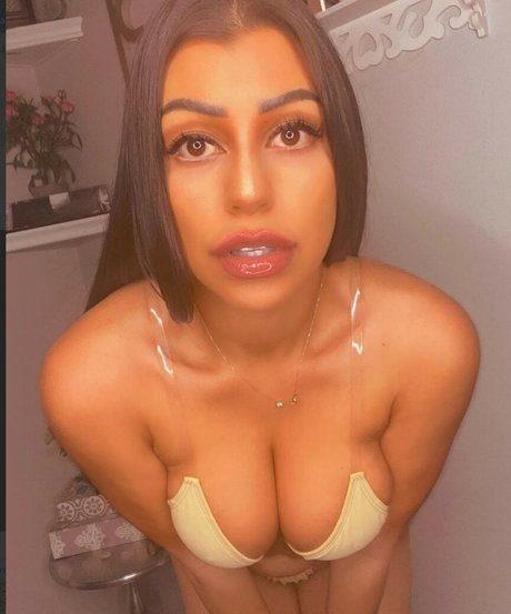 Naakte gelekte OnlyFans-foto van Delice Nadia