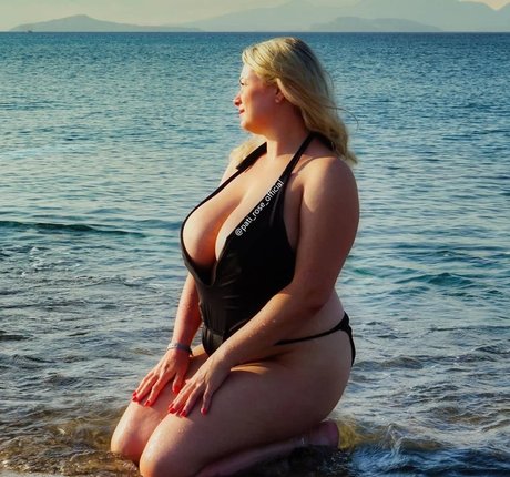 Foto di nudo di fuga di OnlyFans di Patirose