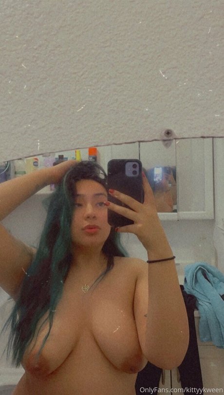 Обнаженная фотография утечки OnlyFans от Halloweenlily