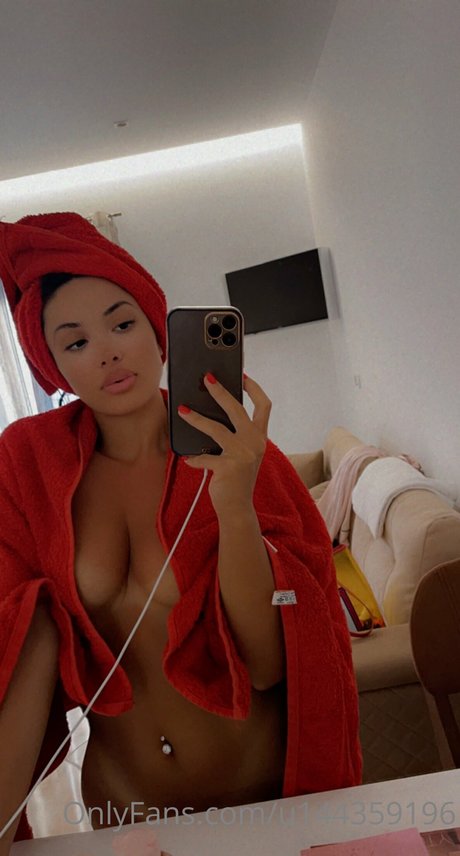 Naken läckt OnlyFans-bild av Redona Koci