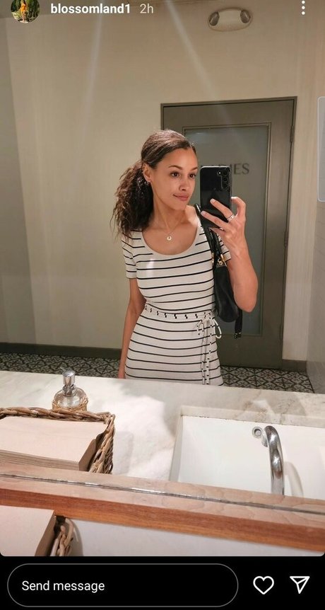 Обнаженная фотография утечки OnlyFans от Daisey Wilks Blossoms