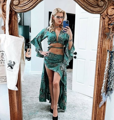 Naakte gelekte OnlyFans-foto van The Submissive Next Door