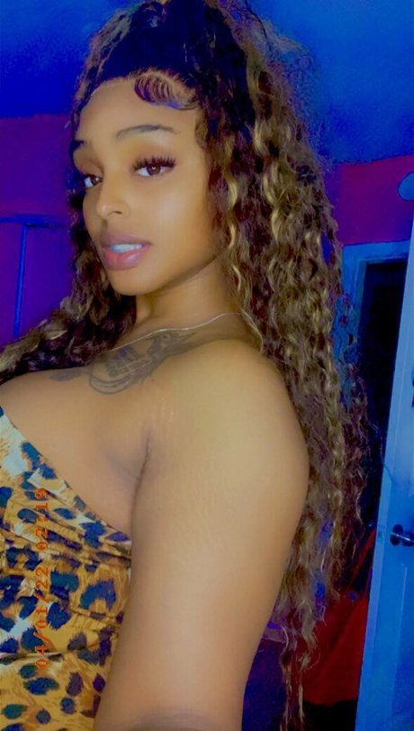 Naakte gelekte OnlyFans-foto van Mistress Kameel