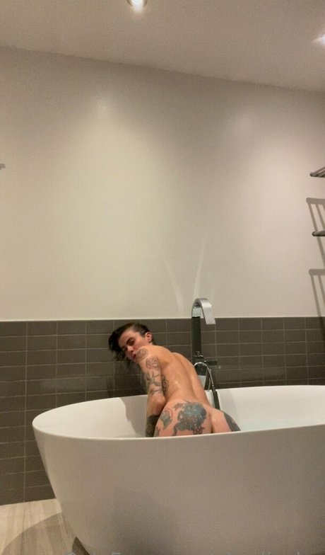 Alasti lekkinud OnlyFans-i pilt Charlieshe