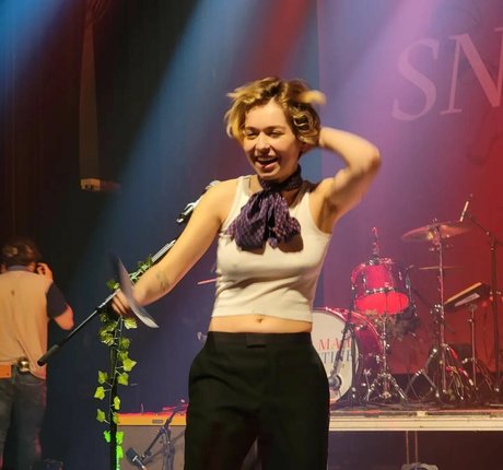 Alasti lekkinud OnlyFans-i pilt Snailmail