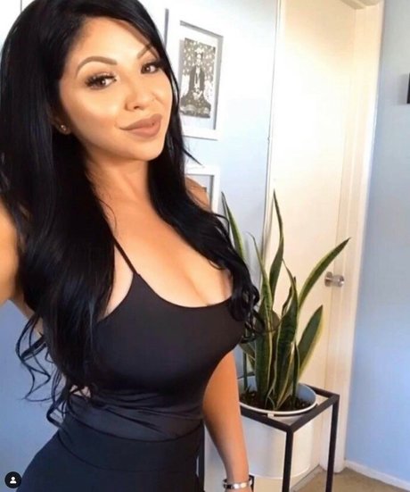 Nahá fotka uniklých OnlyFans od Champagne Chronicles