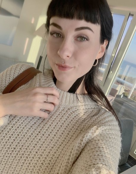 Alasti lekkinud OnlyFans-i pilt Romisu