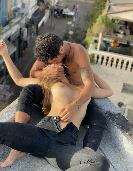 Naakte gelekte OnlyFans-foto van Sheerle Dove