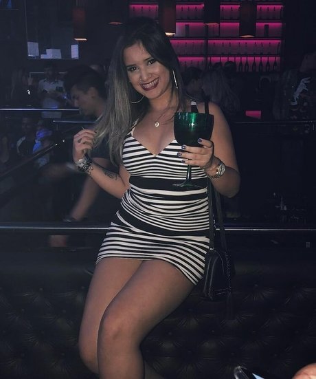 Naken lekkede OnlyFans-bilde av Yaaasoliveira