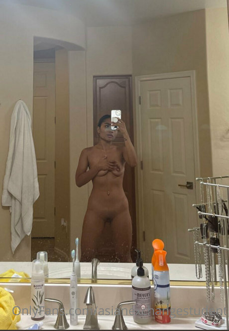 Обнаженная фотография утечки OnlyFans от Asianexchangestudent