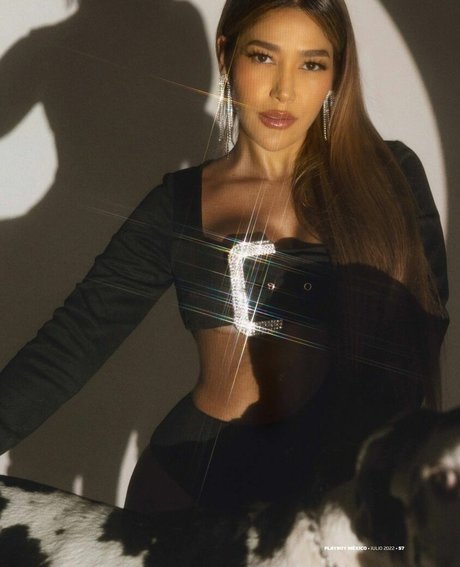 Naken lekkede OnlyFans-bilde av Farina