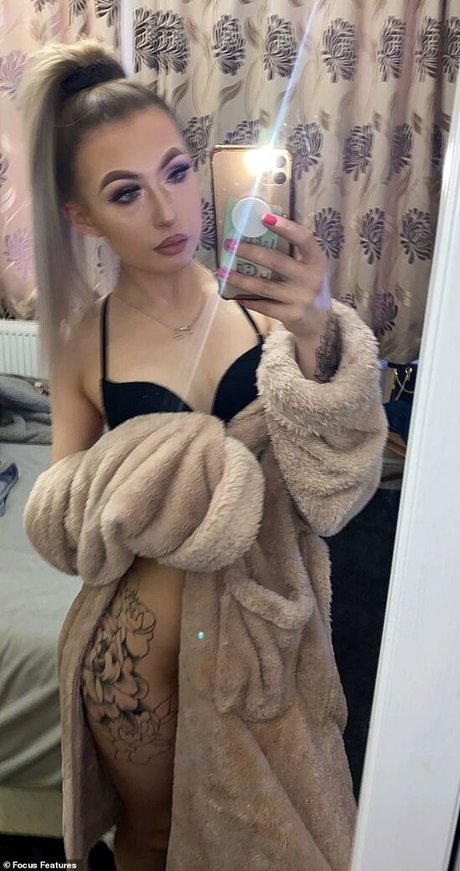 Alasti lekkinud OnlyFans-i pilt Hollyjoballard