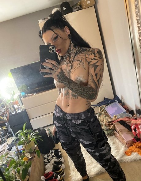 Naakte gelekte OnlyFans-foto van Ravenwynter