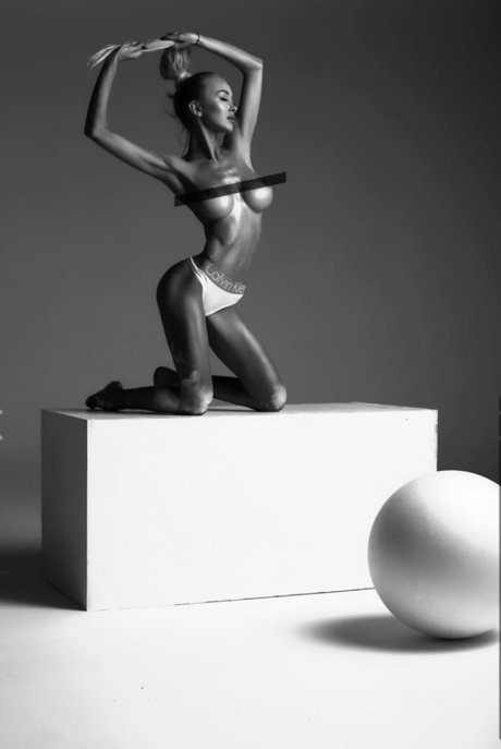 Naken lekkede OnlyFans-bilde av Julia Dybowska