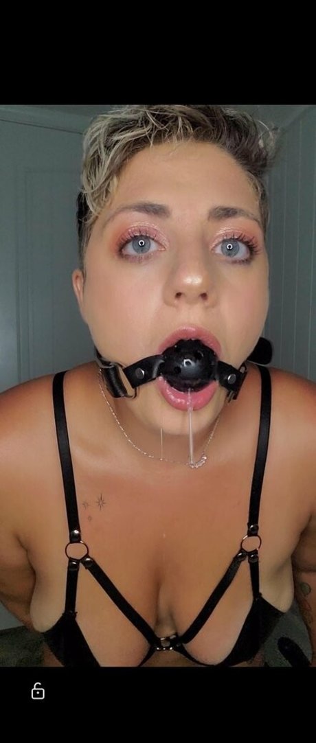 Alasti lekkinud OnlyFans-i pilt Callmemiag