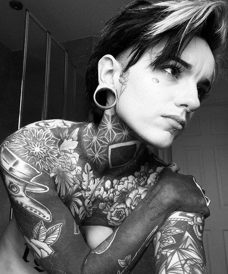 Holly Broome Inked OnlyFansリークヌード写真