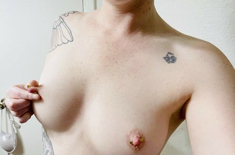 Alasti lekkinud OnlyFans-i pilt Inkedbee