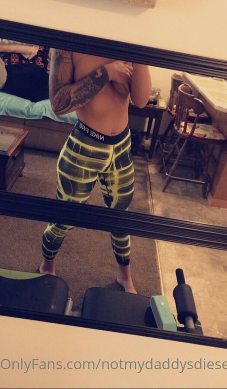 Alasti lekkinud OnlyFans-i pilt Notmydaddysdiesel