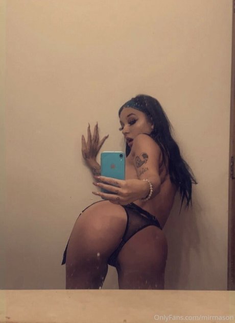 Naakte gelekte OnlyFans-foto van Miranda Mason