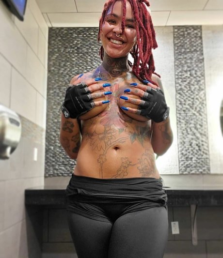 Naakte gelekte OnlyFans-foto van Diandra Janelle Rose