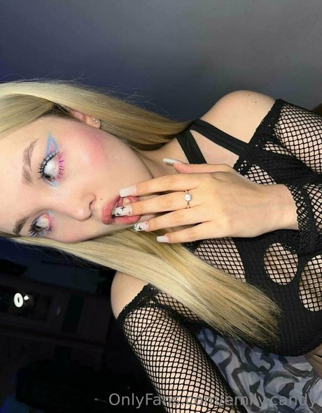 Foto desnuda filtrada de OnlyFans de Emilycandy1