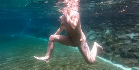 Naken lekkede OnlyFans-bilde av Naomi Wildman