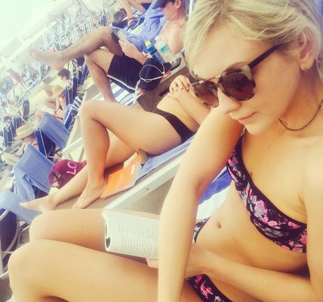 Naakte gelekte OnlyFans-foto van Emily Kinney