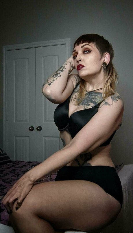 Foto di nudo di fuga di OnlyFans di Xlunakali